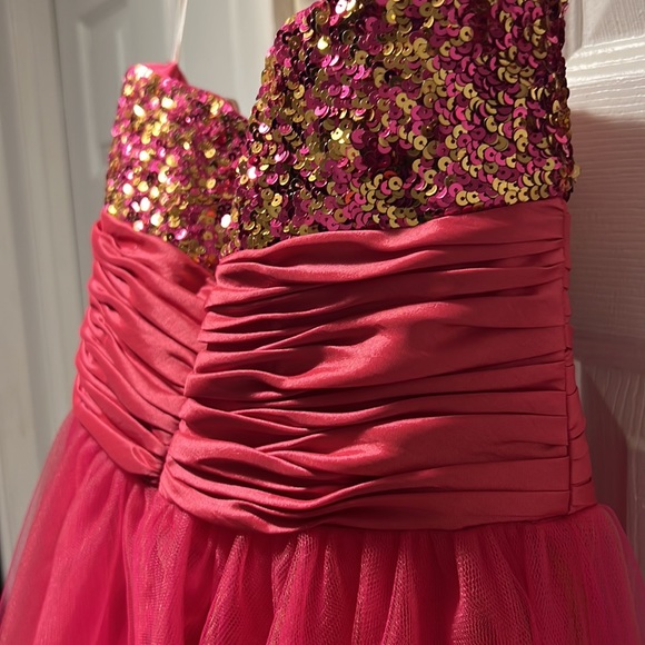A beautiful BARBIE PINK STRAPLESS DRESS - Picture 6 of 7